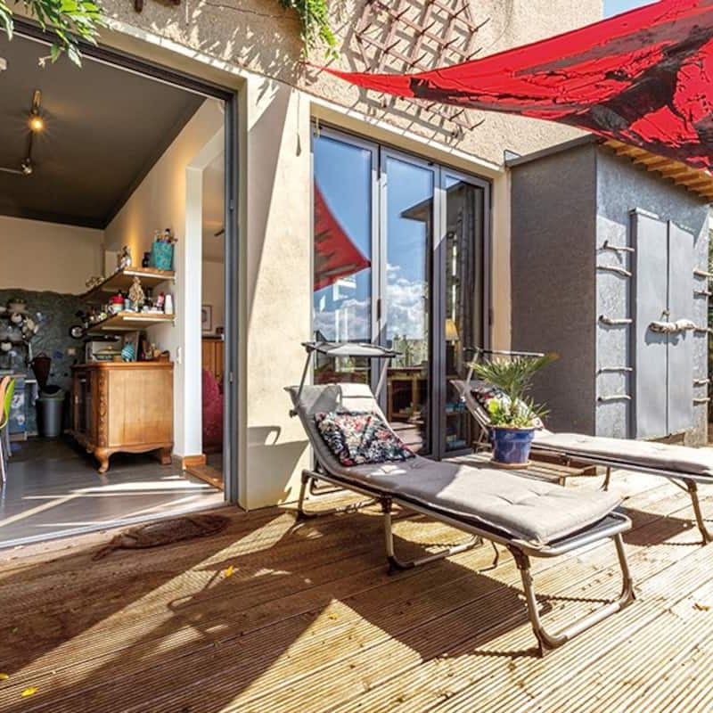 Großzügige, ruhige Terrasse – direkt von der Küche und dem Wohnbereich aus begehbar. Herrlich für Kulinarik im Freien.