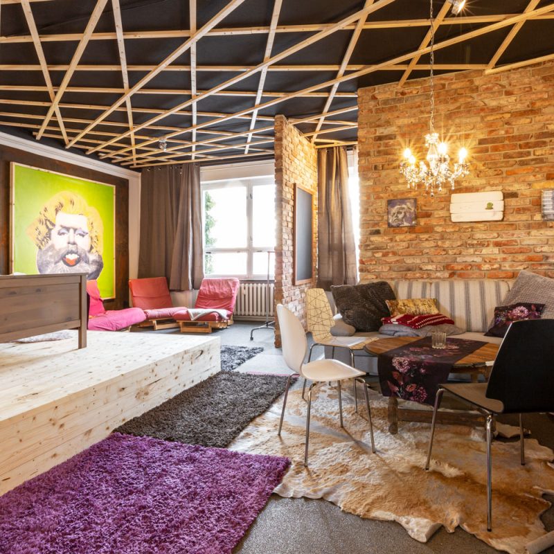 August der Starke – das große Doppelbett auf dem Plateau sorgt für einzigartige Atmosphäre. Unproblematisch ist ein Kinderbett zurüstbar.