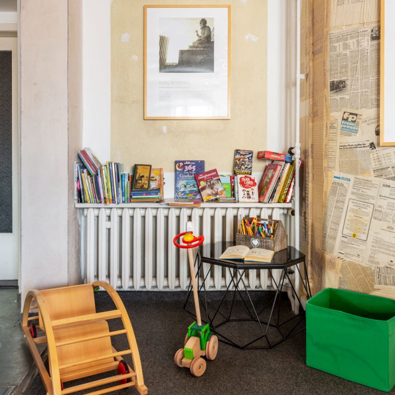 Gut ausgerüstete Kinderspielecke.