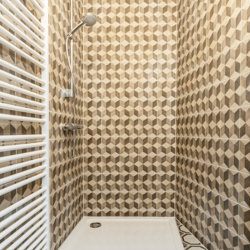 Separat abgeteiltes, modernes Bad mit Dusche und WC.