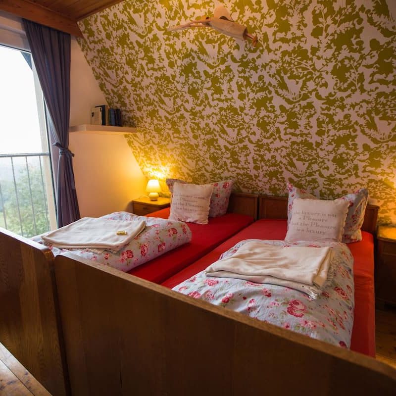 Talblick – Schlafzimmer mit Dachschräge und Blick auf das Erzgebirge.
