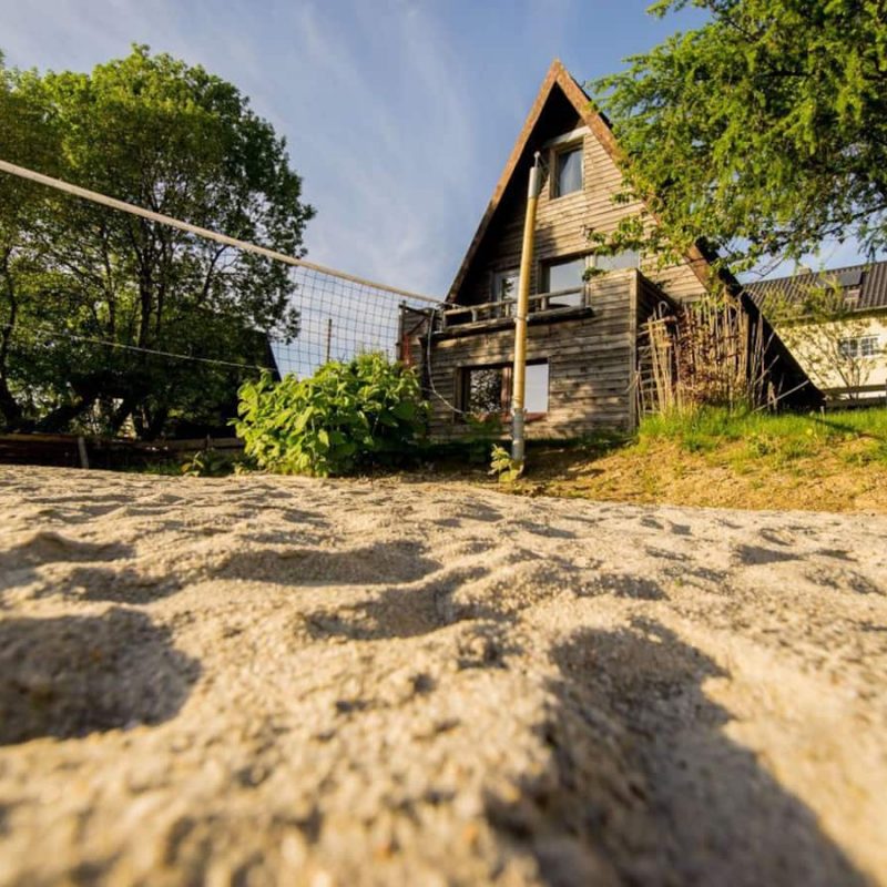 Der Beachvolleyballplatz sorgt für Strandfeeling.
