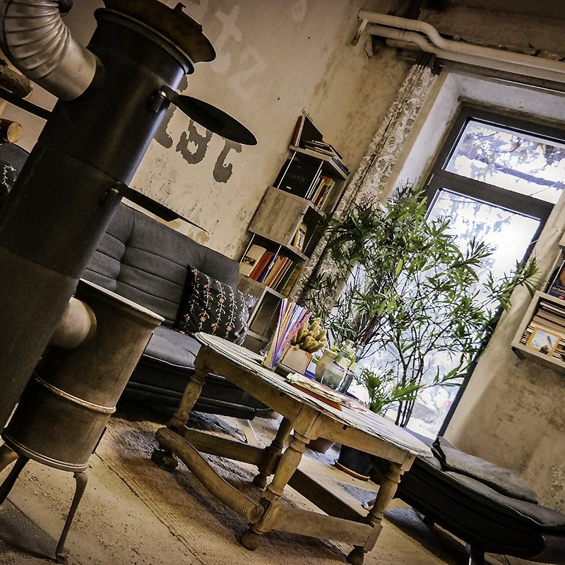Zum Chillen nach der Sauna oder nach der Fitnesseinheit gibt es eine Gemeindschaftsbibliothek mit kleinem Kaminofen.