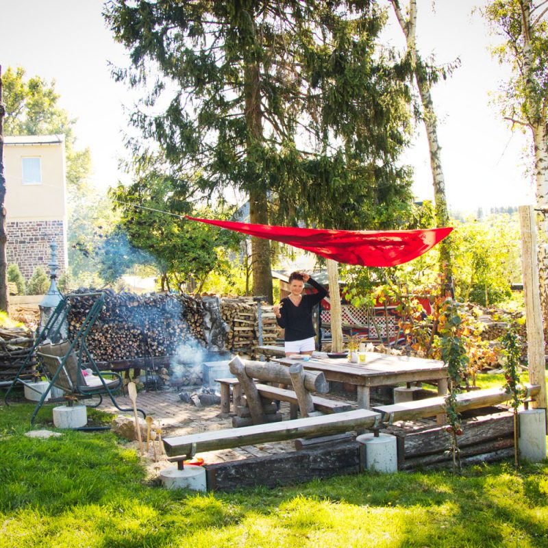 Gemütliche Grill-und Lagerfeuerstelle im Garten.
