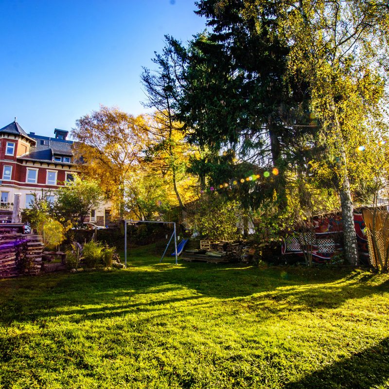 Der große Garten mit Grill- und Lagerfeuerstelle ist die Wohlfühloase mitten in der Bergstadt.
