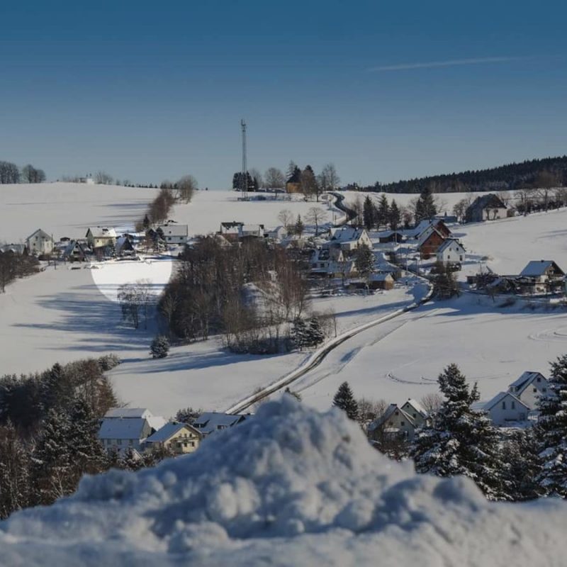 Der Blick vom gegenüber liegenden Talhang.