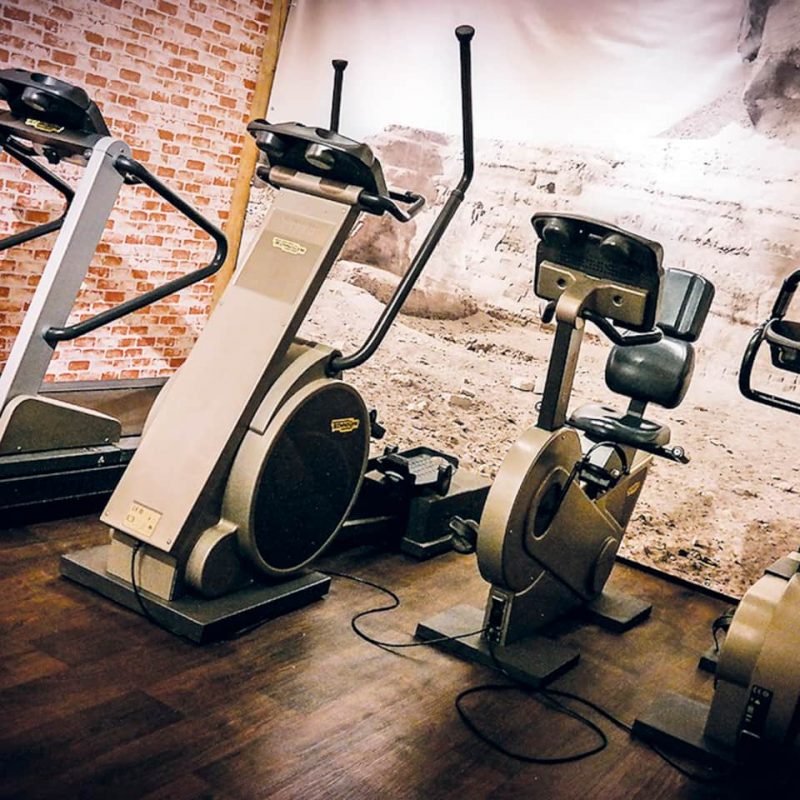 Der Fitnessraum befindet sich gleich neben der Sauna.