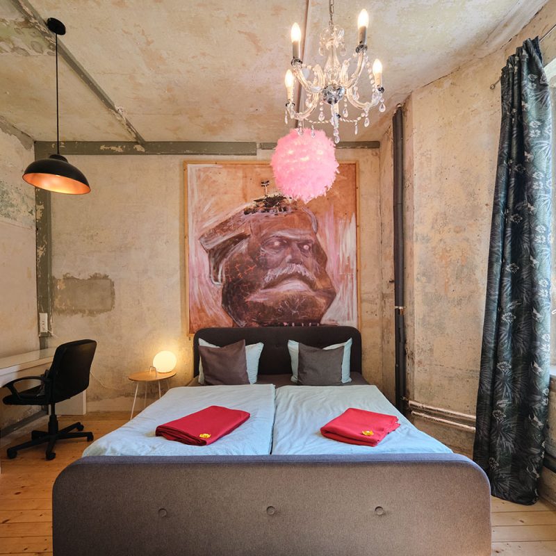Atelierzimmer mit gemütlichem Doppelbett.