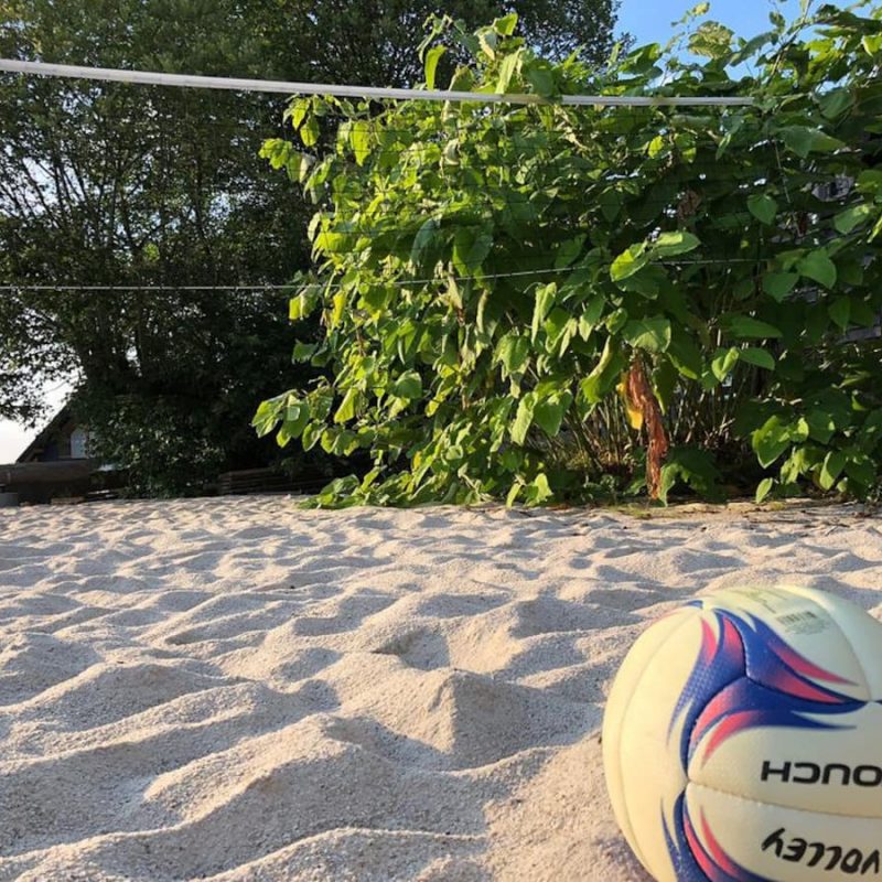 Das hat nicht jeder! Ein Beachvolleyballplatz zum Herumtoben ganz für euch alleine.