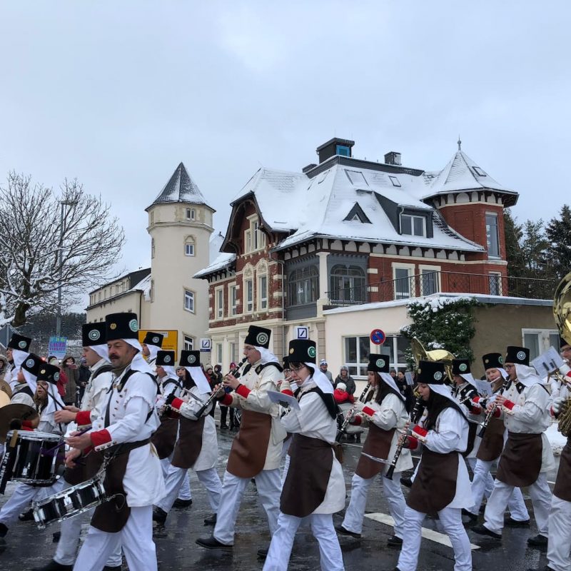 Der jährliche Bergumzug kommt direkt an der Villa Stark vorbei – besser geht es nicht.