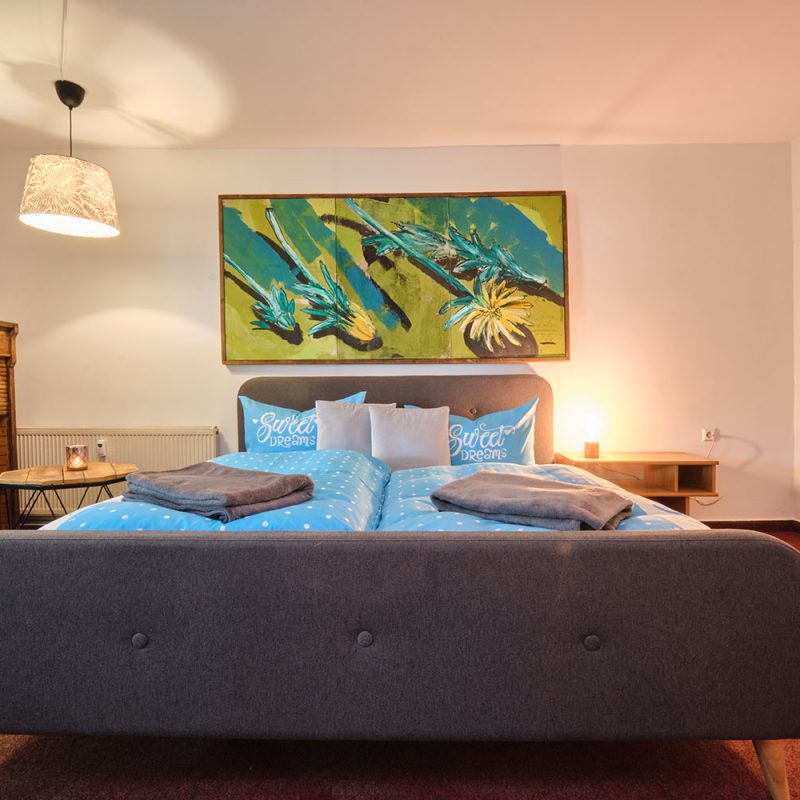 Dornröschen – großzügiges Schlafzimmer, mit gemütlichem Bett.