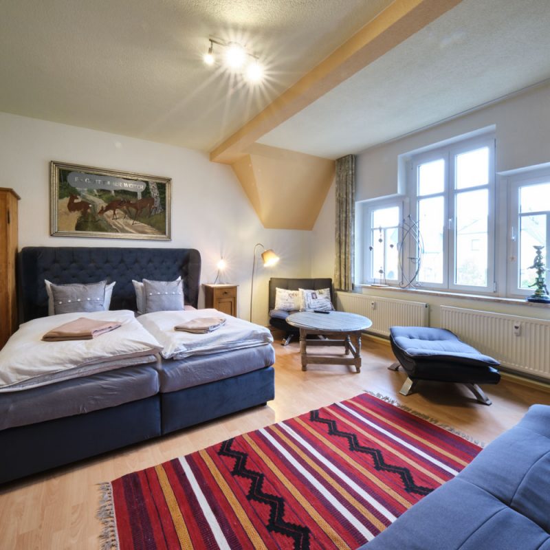 Urlaub wie ein König im King-Size-Bett und eigenem TV