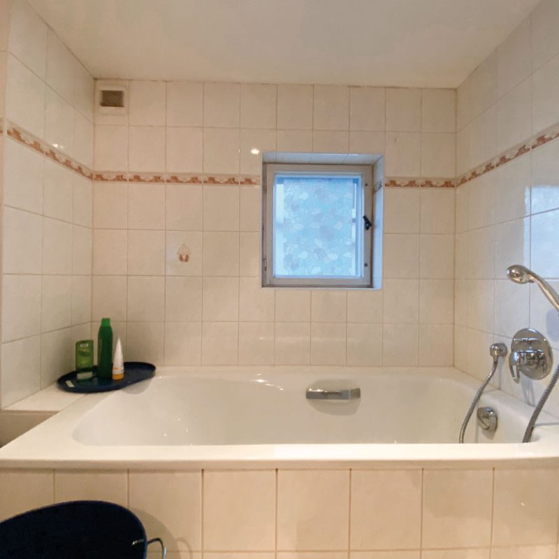 Eine Badewanne ist ebenfalls vorhanden.