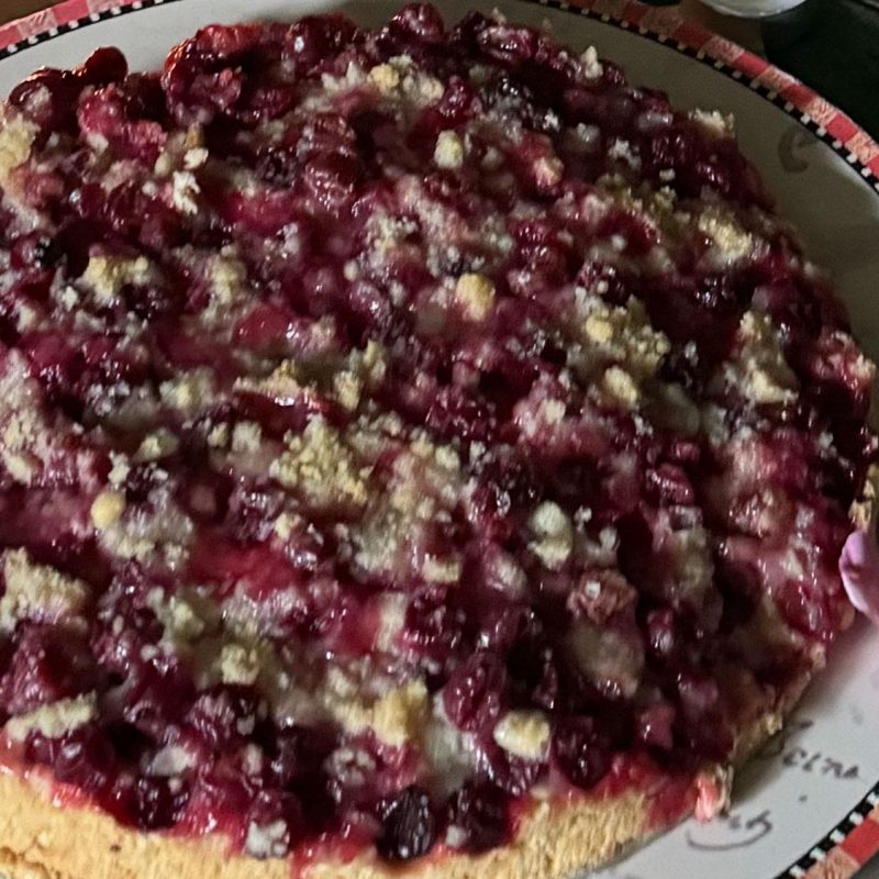 Frischer Beerenkuchen aus dem Holzofen