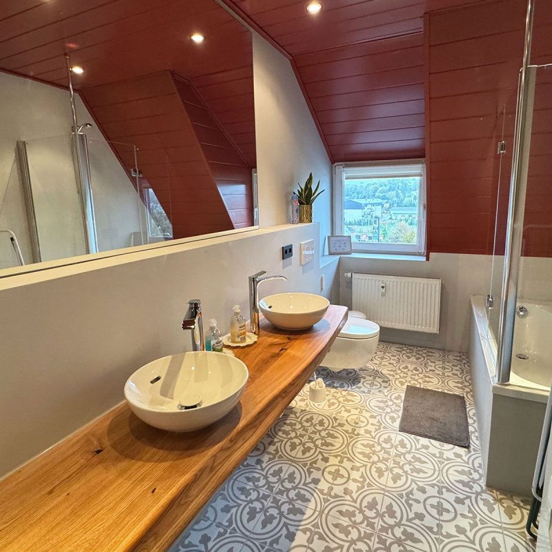 Neu saniertes Bad mit Badewanne und Dusch-WC