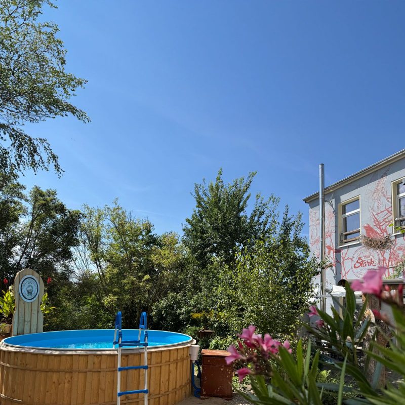 Ungewöhnliches Ambiente mit großem Hof und Garten