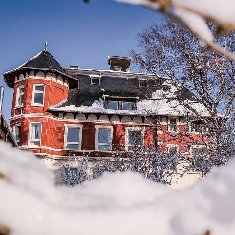garten-im-winter-erzgebirge-rodeln