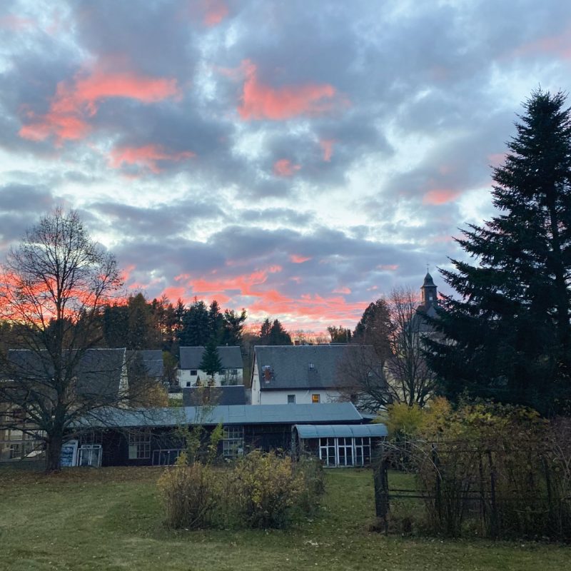 Genieße den Sonnenuntergang dank guter Aussicht.