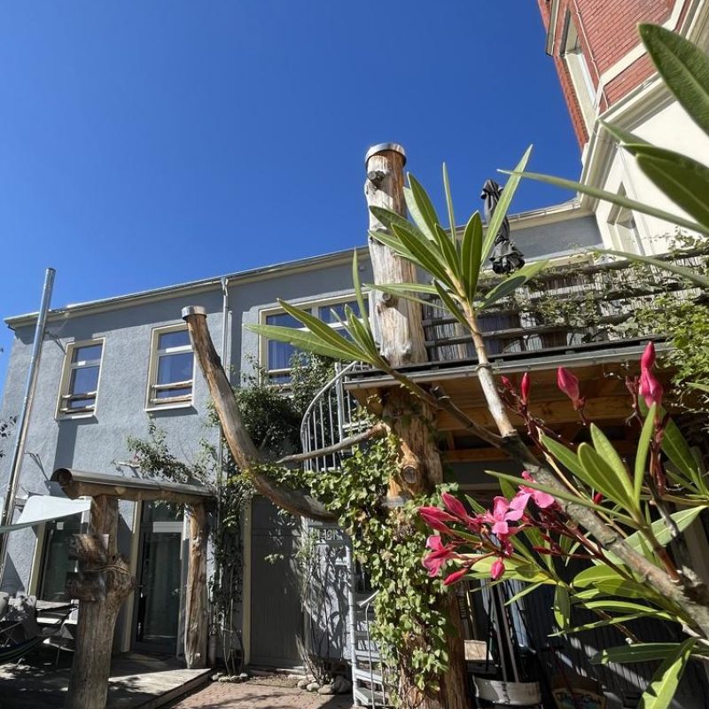 mediterranes-flair-garten-turm