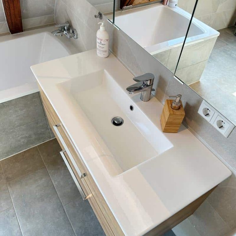moderne-dusche-badewanne-ferien-erzgebirge