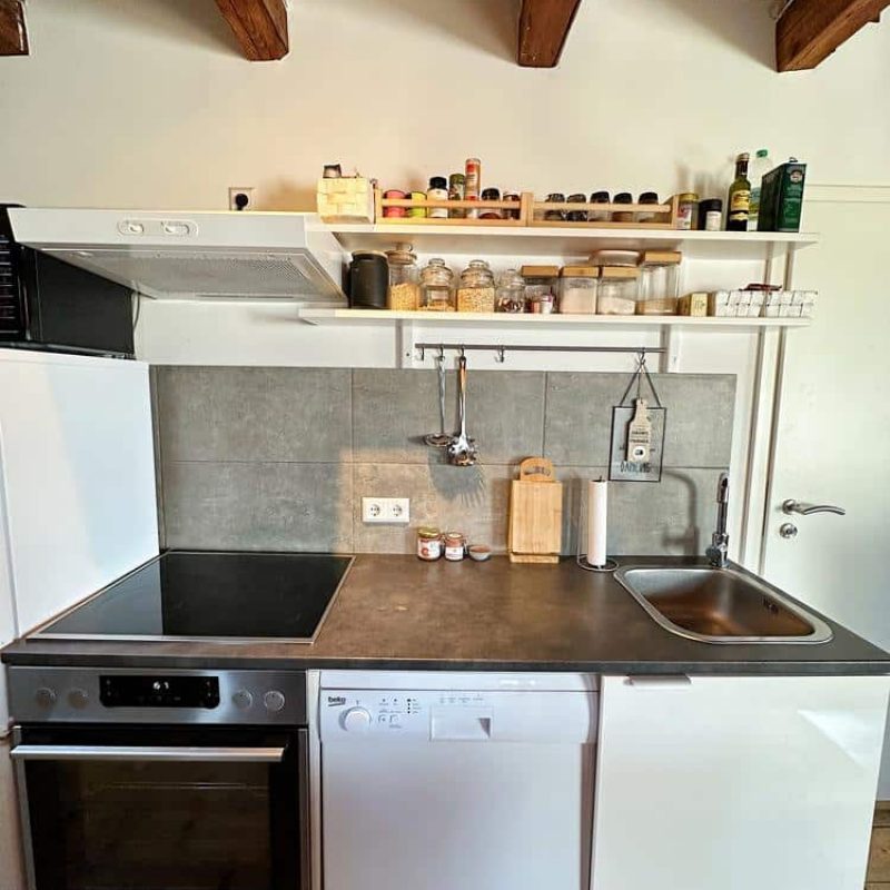 offene-wohnkueche-modernes-bad-dusche-badewanne-ferien-erzgebirge