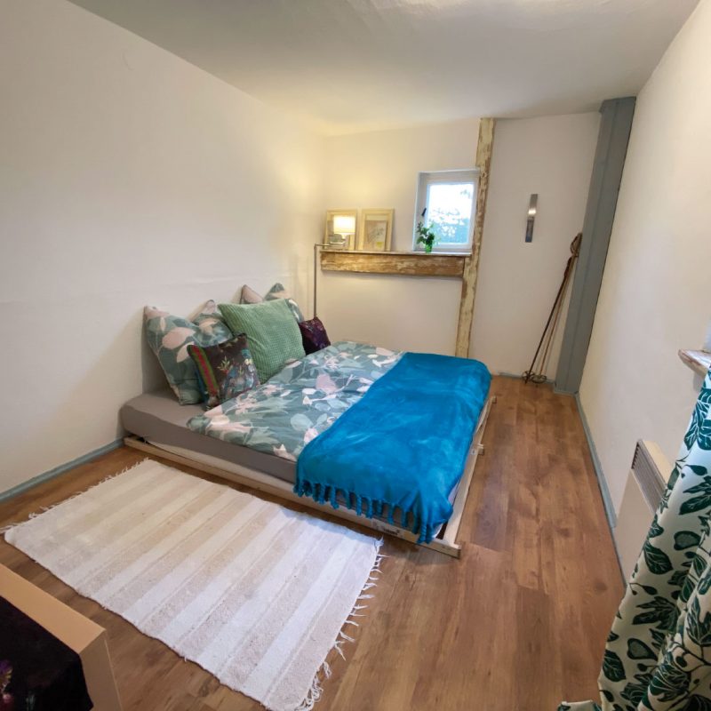 Großzügiges Schlafzimmer.