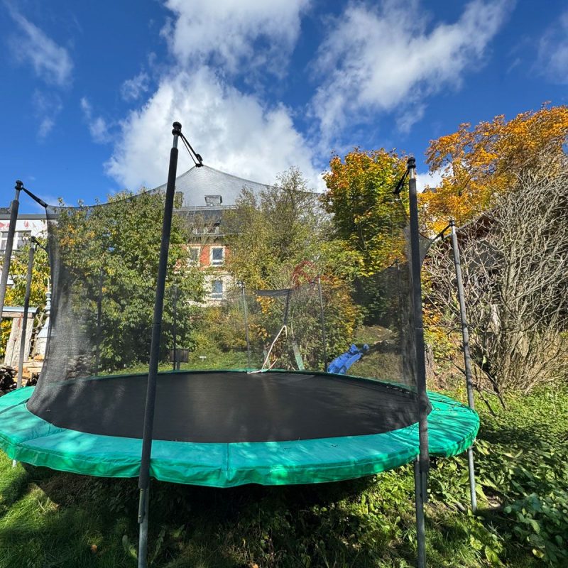Trampolin und kleine Rutsche