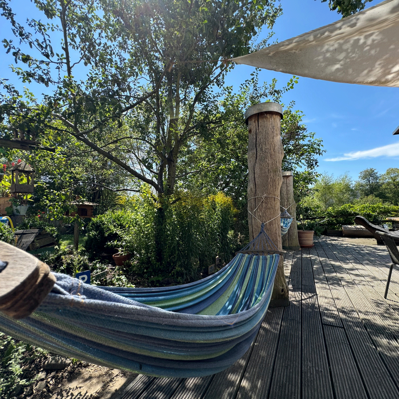urlaub-terasse-holz-haengematte-entspannung