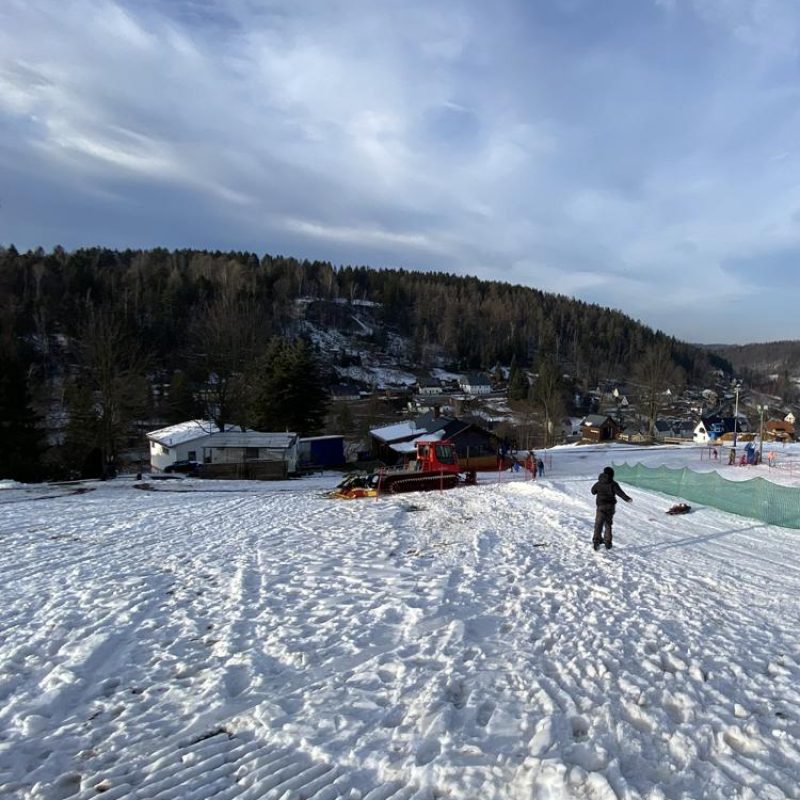 winterzauber-erzgebirge-skihang